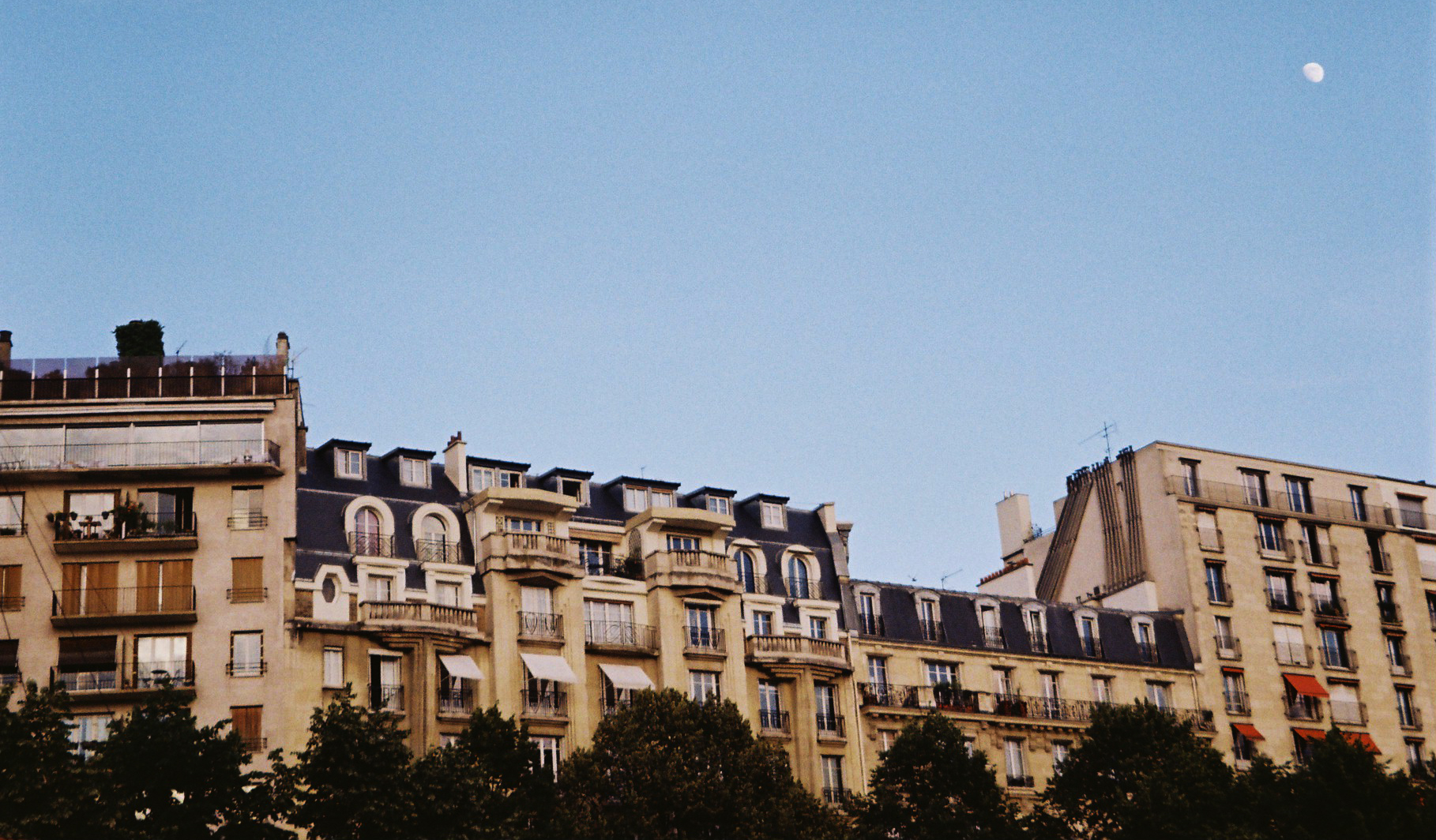 Immeubles parisiens sous la lune