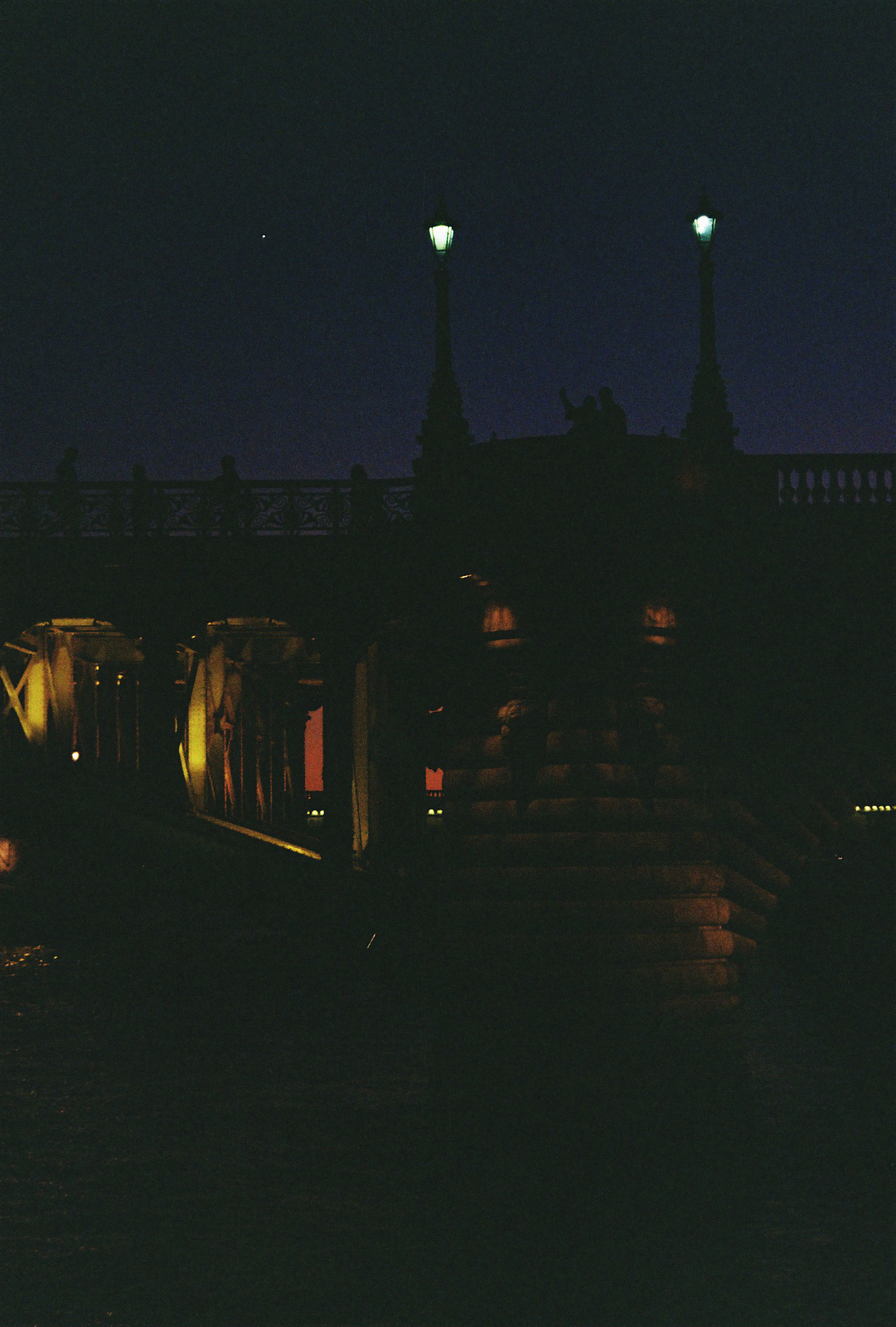 La nuit tombe sur la Seine