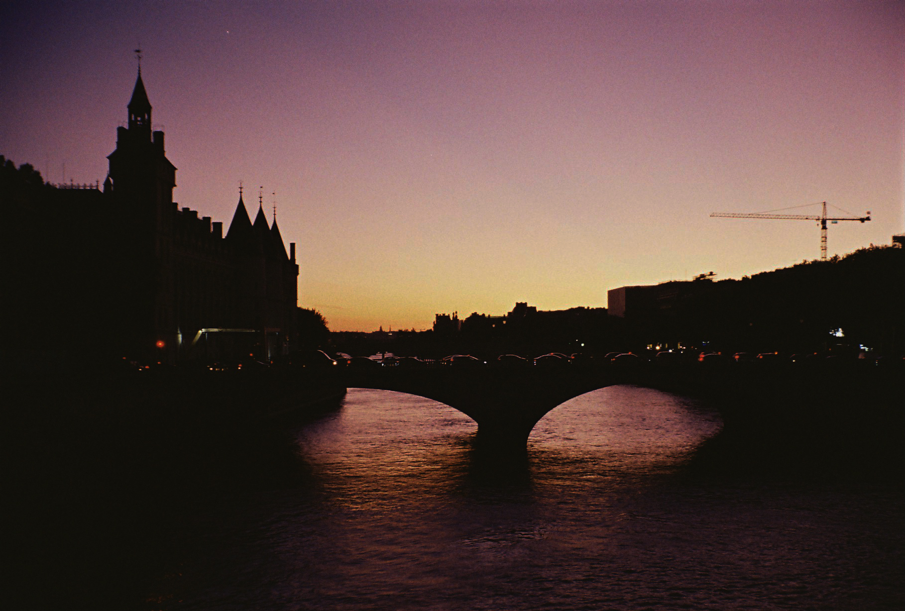 La nuit tombe sur la Seine