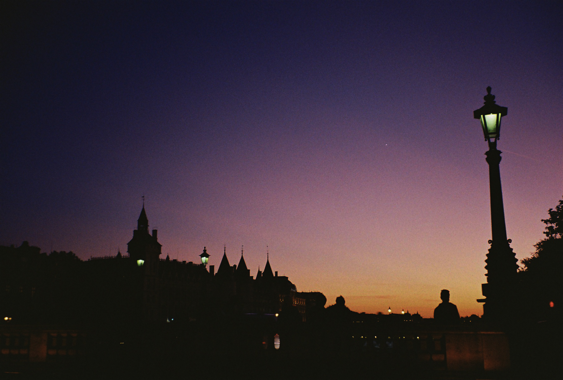 La nuit tombe sur la Seine