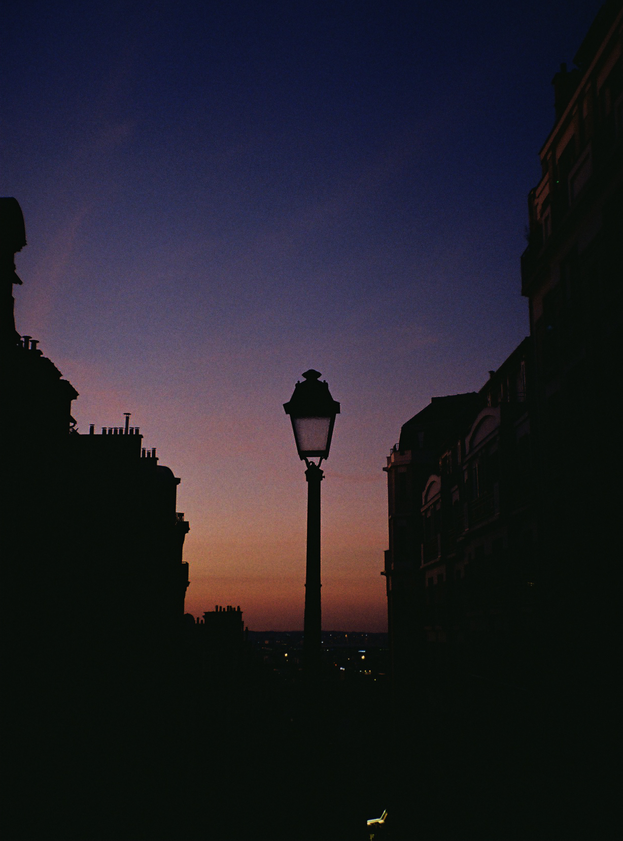 La nuit tombe sur Montmartre